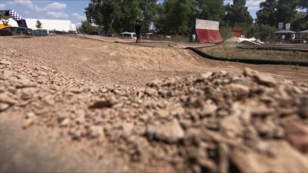 Coche de juguete de buggy remoto de conducción de velocidad rápida . — Vídeo de stock