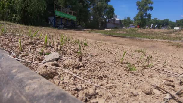 Zbliżenie dryfujące zdalnie sterowany samochód wyścigowy na piaszczystej drodze z kurzem. — Wideo stockowe