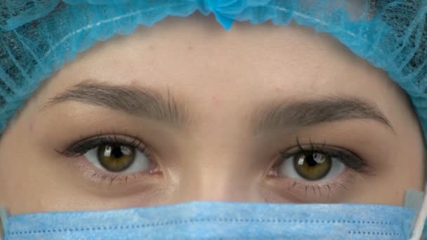 Close-up of a young woman doctor eyes. — ストック動画
