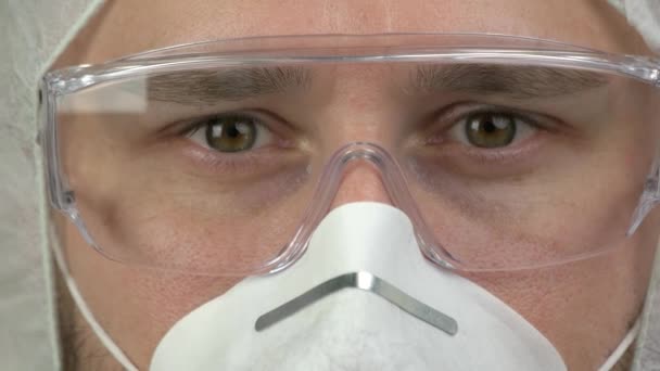 Close up young man wearing glasses and mask to protect himself from virus infection. — ストック動画