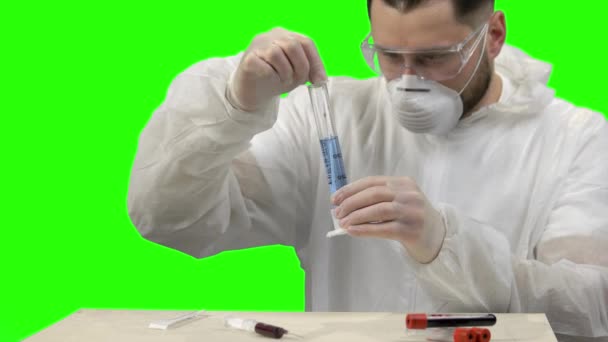 Jovem cientista mexendo líquido azul em um tubo de ensaio . — Vídeo de Stock