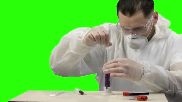 Medical scientist in protective clothing discovering medicine. — Stockvideo