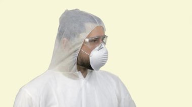 Antiviral solunum maskesi takan bir adamın portresi. Panik içinde etrafa bakıyor..