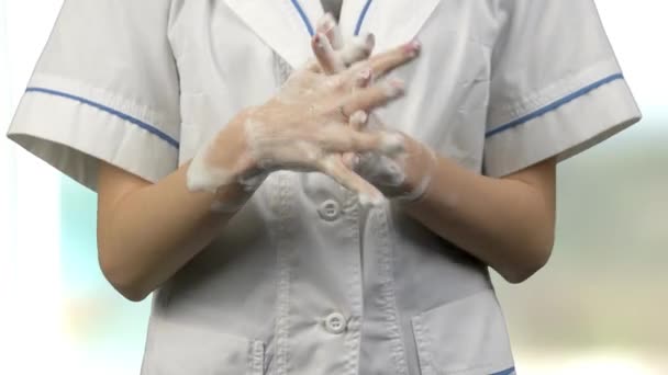 Jonge vrouwelijke arts of verpleegster wassen haar handen met zeep. — Stockvideo