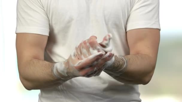 Close up caucasian man thoroughly washing his hands. — Stock Video
