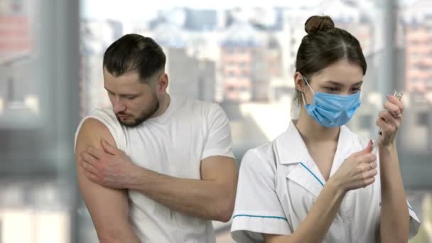 Femmina medico vaccinare il suo paziente dal virus . — Video Stock