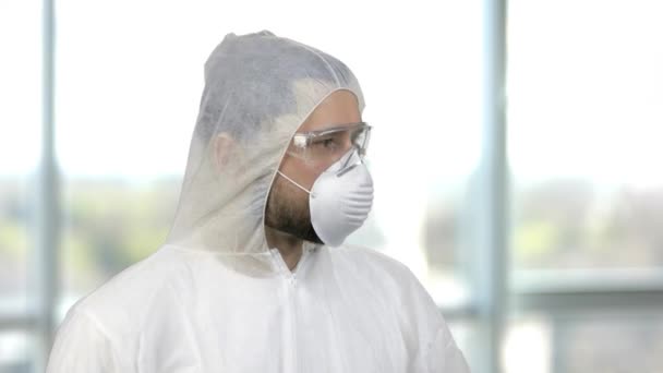 Retrato de un hombre usando ropa protectora con máscara . — Vídeos de Stock