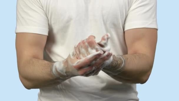 Ο άνθρωπος πλένει τα χέρια του με σαπούνι. — Αρχείο Βίντεο