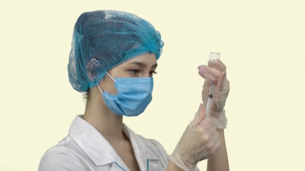 Портрет молодой женщины-врача, готовящейся сделать укол . — стоковое видео
