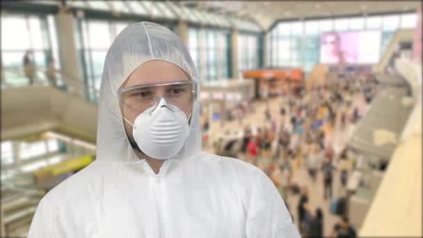 Retrato de un hombre con capa protectora blanca y máscara respiratoria . — Vídeo de stock