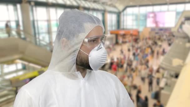 Uomo in maschera respiratoria bianca e abbigliamento guardarsi intorno . — Video Stock