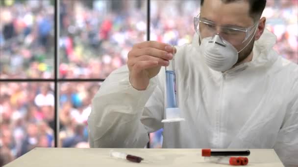 반응을 관찰하기 위해 분무기와 시험관을 흔들고 있는 과학자들. — 비디오