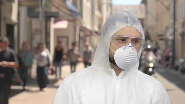 Retrato de um homem de roupa protetora em pé no centro da cidade . — Vídeo de Stock