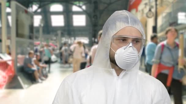 Portrait d'homme en vêtements de protection blancs et masque respiratoire . — Video