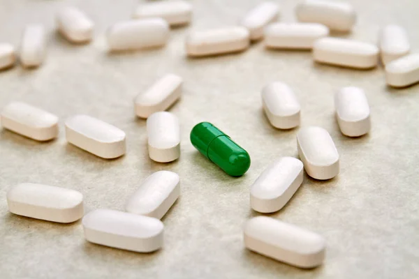 Fehér orvosi tabletták sokasága. — Stock Fotó