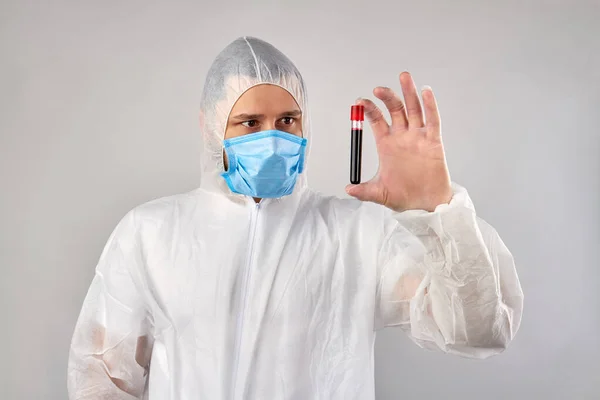 Médico varón sosteniendo probeta con muestra de virus . —  Fotos de Stock