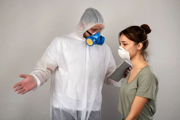La máscara respiratoria no es suficiente para protegerse del coronavirus . —  Fotos de Stock