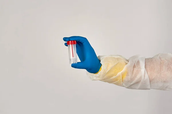 Mano en guante protector sosteniendo botella vacía para análisis . —  Fotos de Stock
