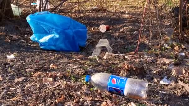 Bolsa de plástico y botella en el suelo . — Vídeo de stock