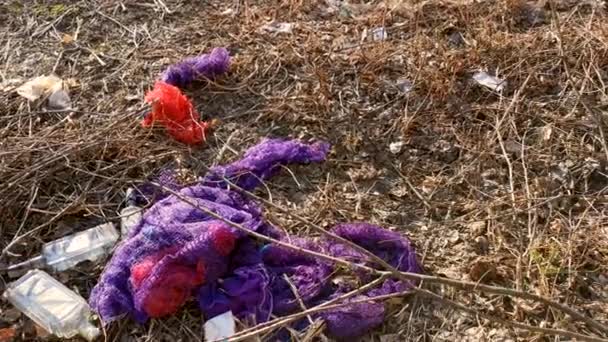 Scattered rubbish on dry straw grass. — Stock Video