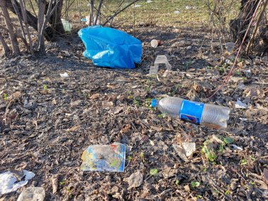 Yerdeki atıkları kapatın..