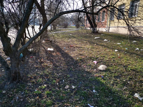 Verstreuter Müll auf einer Frühlingswiese. — Stockfoto