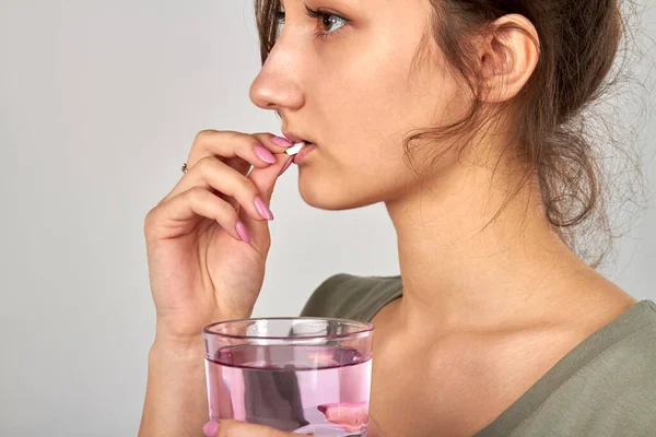 Young girl taking pill to cure flu. — Stock Photo, Image