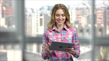 Tabletli genç bayan ofisinde sunum yapıyor..