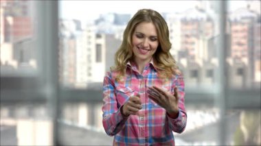 Kopyalama alanı olan boş saydam dijital tablet kullanan genç kadın.