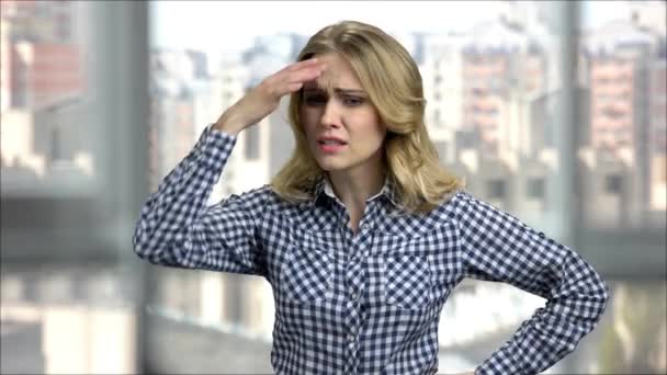 Portret van een gestresste vrouw komt in de problemen. — Stockvideo