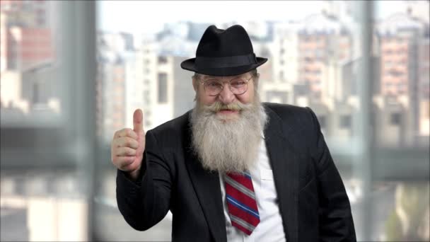 Idősebb, hosszú szakállú férfi mutogatja a hüvelykujját. — Stock videók
