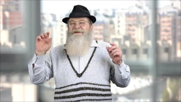 Gammal seniorskäggig farfar med hatt med osynlig virtuell pekskärm. — Stockvideo
