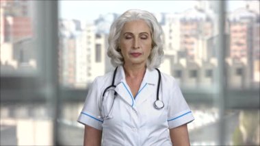 Mutlu bir kadın doktorun portresi..