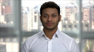 Gülümseyen yüzlü yakışıklı Hintli adamın portresi..