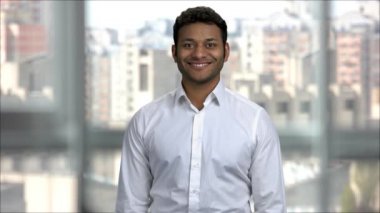 Gülümseyen Hintli adam baş parmağını kaldırdı..