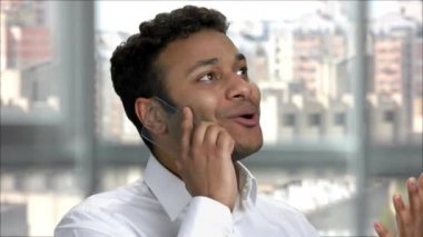Boş şeffaf telefonla konuşan mutlu Hintli adam..