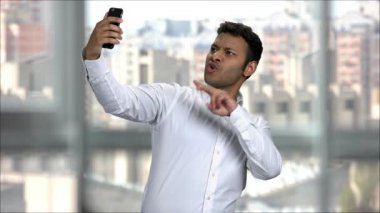 Genç Hintli adam poz veriyor ve selfie çekiyor..