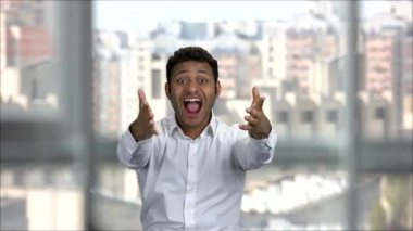 Başarılı girişimci seviniyor ve kutluyor..