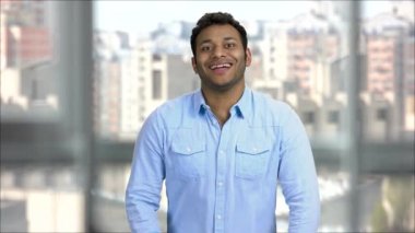 Hintli adamlar yüksek sesle gülüyor..