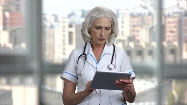 Πορτρέτο της ηλικιωμένης γυναίκας γιατρού χρησιμοποιώντας ψηφιακή ταμπλέτα. — Αρχείο Βίντεο