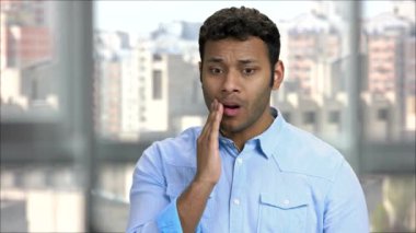 Diş ağrısı olan Hintli bir adam..