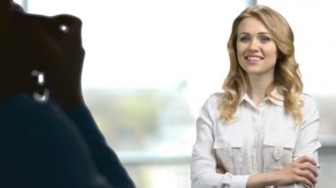 Operatörler için poz veren genç, seksi sarışın kadın..