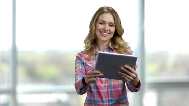 Portrait of young sexy woman having conversation using her tablet pc. — Stock Video