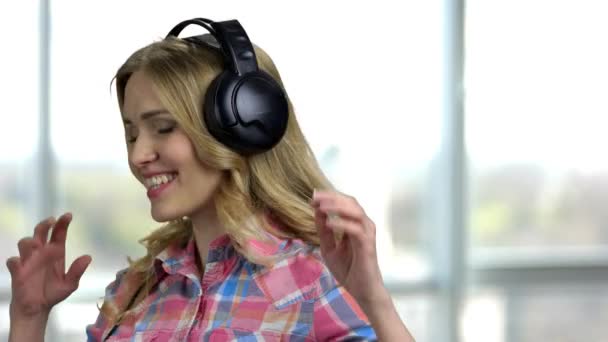 Wanita muda yang cantik di headphone mendengarkan musik. — Stok Video