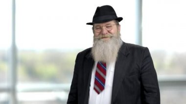 Mutlu yaşlı işadamının portresi tamam işareti gösteriyor.