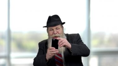 Yaşlı sakallı adam heyecanla selfie çekiyor..