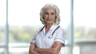 Yaşlı, neşeli bir kadın doktorun portresi..