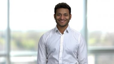 Çekici, kahverengi tenli Hintli bir adamın portresi..