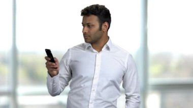 Genç Hintli işçi, iş arkadaşının ofisinde düşüncesizce fotoğrafını çekiyor..