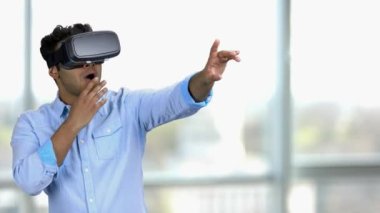Sanal gerçeklik kulaklığı takan genç bir Hintli..
